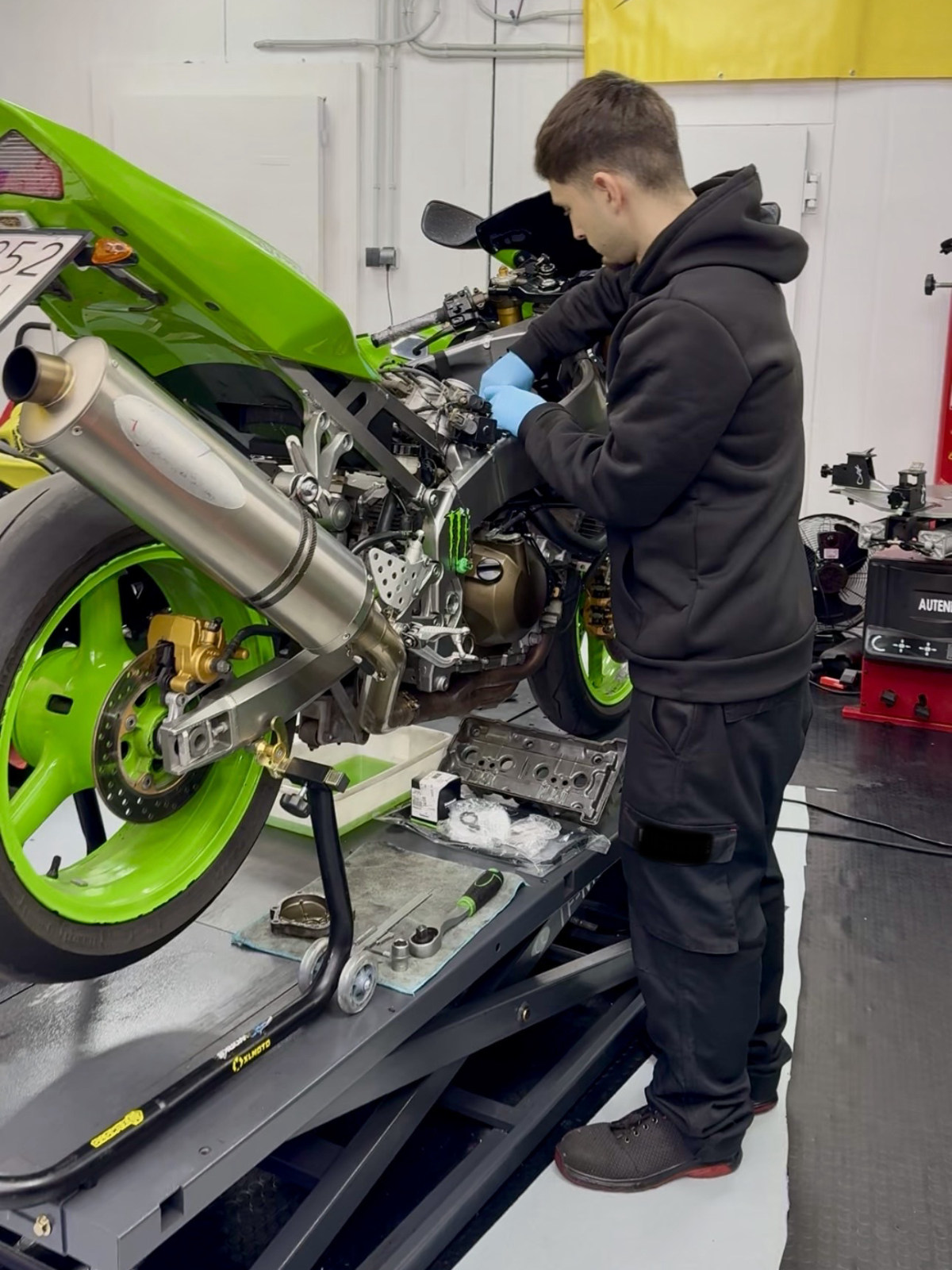 mecánico arreglando moto